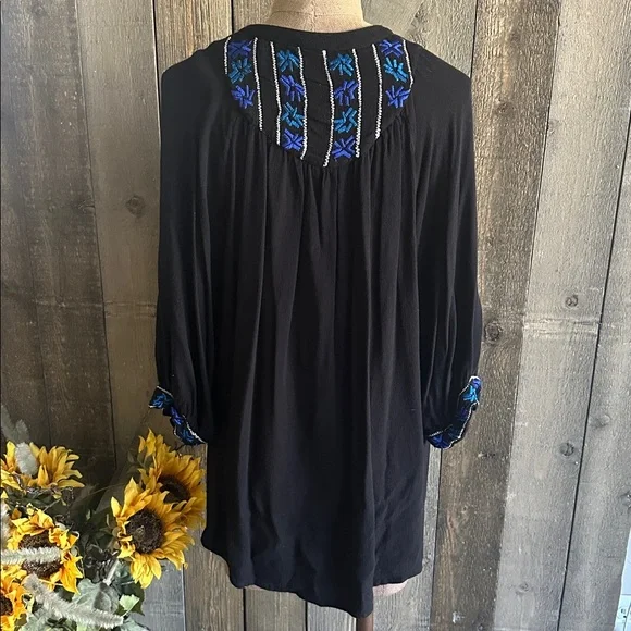 Free People Black Blue Embroidered Boho Flowy Top Size Medium Peasant Blouse - Picture 5 of 8